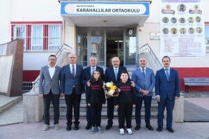 balikesir valisi ustaoglu karahallilar ortaokulunu ziyaret etti WThVyeNr.jpg